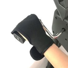 將圖片載入圖庫檢視器 Finger weakness patient to hold the handle of Physiotherapy Bike